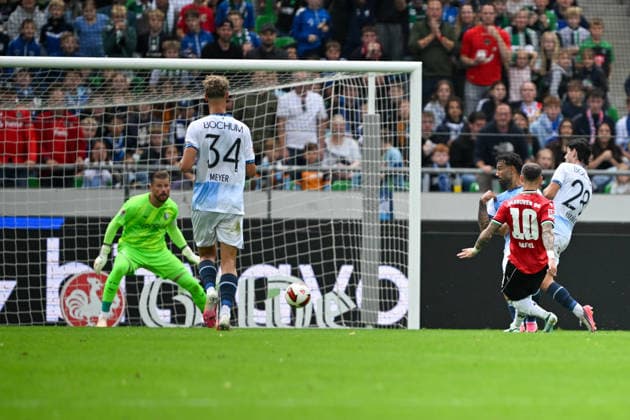2. Bundesliga - Hannover 96 - VfL Bochum am 20.09.2026 in der HDI Arena in Hannover Tor zum 2:0. Torschuetze Torschütze Marcel Hartel (Hannover) mit dem Treffer zum 2:0 gegen Torwart Timo Horn (Bochum)