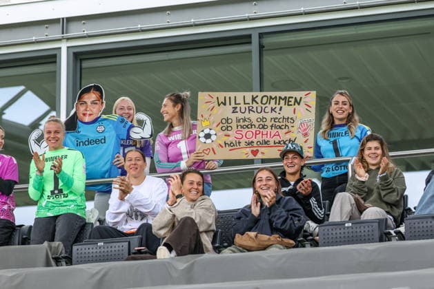 GER, Frankfurt, Eintracht Frankfurt II vs Hertha BSC Berlin, 2. Frauen Bundesliga, Fussball, DFB, Spielzeit 2026 2027, Stadion am Brentanobad, 7. Spieltag im Bild: Die erste Mannschaft von Eintracht Frankfurt schaut beim Comeback von Sophia Winkler (Eintracht Frankfurt) zu und feuert Sie mit Pappfigur und Banner an. DFB DFL REGULATIONS PROHIBIT ANY USE OF PHOTOGRAPHS AS IMAGE SEQUENCES AND OR QUASI-VIDEO, 20.09.2026 Copyright: HMBxMedia HendrikxHamelau