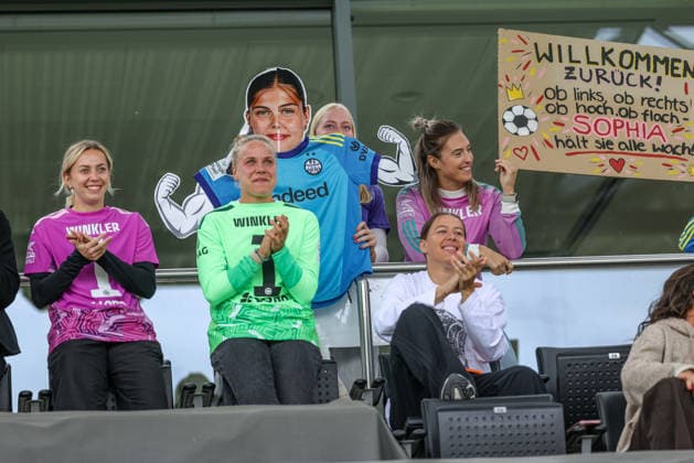 GER, Frankfurt, Eintracht Frankfurt II vs Hertha BSC Berlin, 2. Frauen Bundesliga, Fussball, DFB, Spielzeit 2026 2027, Stadion am Brentanobad, 7. Spieltag im Bild: Die erste Mannschaft von Eintracht Frankfurt schaut beim Comeback von Sophia Winkler (Eintracht Frankfurt) zu und feuert Sie mit Pappfigur und Banner an. DFB DFL REGULATIONS PROHIBIT ANY USE OF PHOTOGRAPHS AS IMAGE SEQUENCES AND OR QUASI-VIDEO, 20.09.2026 Copyright: HMBxMedia HendrikxHamelau