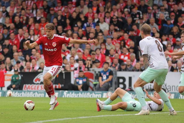 11 Moritz Hannemann (Energie Cottbus, l.) beim Torschuss. Fussball 2. Bundesliga 2026 2027 FC Energie Cottbus - FC St. Pauli