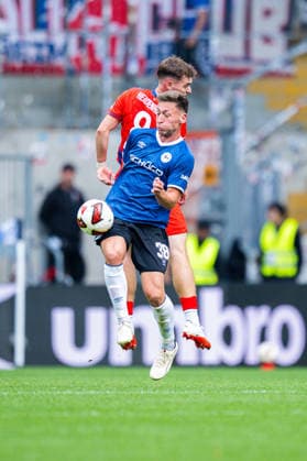 20.09.2026 - Fußball, 2026 2027, 2. Bundesliga, 6. Spieltag, DSC Arminia Bielefeld - 1. FC Heidenheim: (L-R) Marius Wörl (Bielefeld), Paul Hennrich (Heidenheim) DFL REGULATIONS PROHIBIT ANY USE OF PHOTOGRAPHS AS IMAGE SEQUENCES AND OR QUASI-VIDEO.