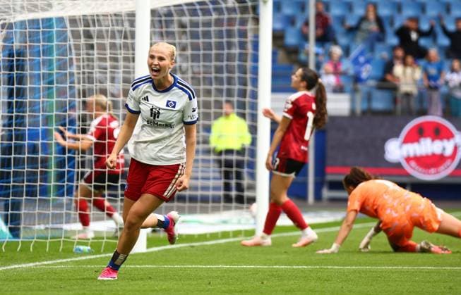 20.09.2026, xcex, GER, Hamburg, Volksparkstadion, Frauenfussball, 1. Bundesliga, DIE LIGA, Google Pixel Frauen-Bundesliga Saison 2026 2027, Spieltag 5, HSV, FCN, Hamburger SV - 1. FC Nuernberg, Paulina Bartz (HSV) bejubelt ihtren Treffer zum 3:0, Torjubel, Jubel, Freude, Emotionen, Goal celebration mit ihren Mitspielerinnen DFL regulations prohibit any use of photographs as image sequences and or quasi-video