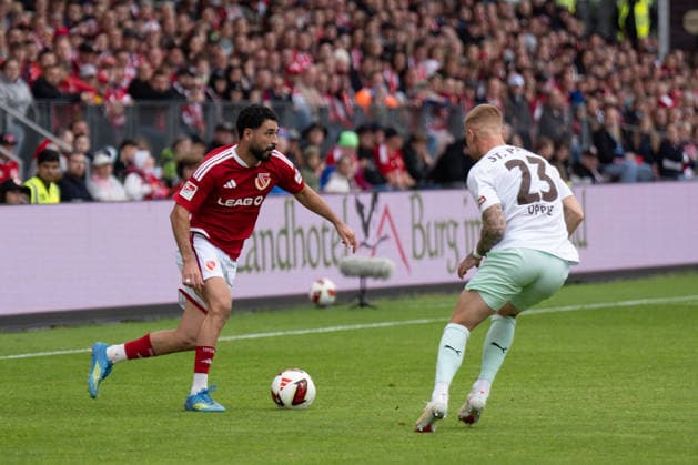 20.09.2026: Fußball: Energie Cottbus - FC St. Pauli, 6. Spieltag der 2. Bundesliga im LEAG Energie Stadion Tolcay Cigerci (Energie Cottbus, 10) VS Louis Oppie (FC St. Pauli, 23) WICHTIGER HINWEIS: Gemäß den Vorgaben der DFL und des DFB ist es untersagt, in dem Stadion und oder vom Spiel angefertigte Fotoaufnahmen in Form von Sequenzbildern und oder videoähnlichen Fotostrecken zu verwerten bzw. verwerten zu lassen. Copyright: xJamesxZabelx