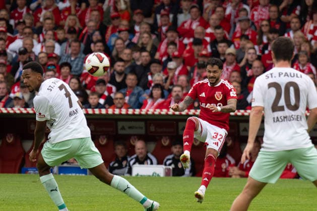 20.09.2026: Fußball: Energie Cottbus - FC St. Pauli, 6. Spieltag der 2. Bundesliga im LEAG Energie Stadion Franke Leonardo Bittencourt (Energie Cottbus, 32) VS Youssoupha Niang (FC St. Pauli, 7) WICHTIGER HINWEIS: Gemäß den Vorgaben der DFL und des DFB ist es untersagt, in dem Stadion und oder vom Spiel angefertigte Fotoaufnahmen in Form von Sequenzbildern und oder videoähnlichen Fotostrecken zu verwerten bzw. verwerten zu lassen. Copyright: xJamesxZabelx