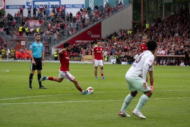 20.09.2026: Fußball: Energie Cottbus - FC St. Pauli, 6. Spieltag der 2. Bundesliga im LEAG Energie Stadion Abschluss Tolcay Cigerci (Energie Cottbus, 10) WICHTIGER HINWEIS: Gemäß den Vorgaben der DFL und des DFB ist es untersagt, in dem Stadion und oder vom Spiel angefertigte Fotoaufnahmen in Form von Sequenzbildern und oder videoähnlichen Fotostrecken zu verwerten bzw. verwerten zu lassen. Copyright: xJamesxZabelx