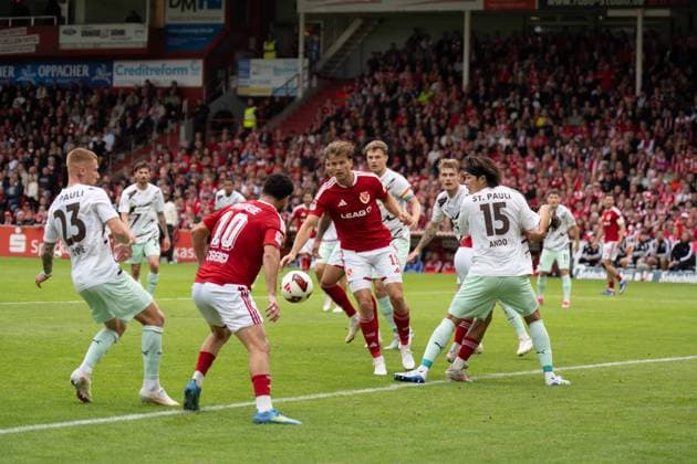 20.09.2026: Fußball: Energie Cottbus - FC St. Pauli, 6. Spieltag der 2. Bundesliga im LEAG Energie Stadion Ball im Strafraum mit Louis Oppie (FC St. Pauli, 23), Tolcay Cigerci (Energie Cottbus, 10), Moritz Hannemann (Energie Cottbus, 11) und Tomoya Ando (FC St. Pauli, 15) WICHTIGER HINWEIS: Gemäß den Vorgaben der DFL und des DFB ist es untersagt, in dem Stadion und oder vom Spiel angefertigte Fotoaufnahmen in Form von Sequenzbildern und oder videoähnlichen Fotostrecken zu verwerten bzw. verwerten zu lassen. Copyright: xJamesxZabelx