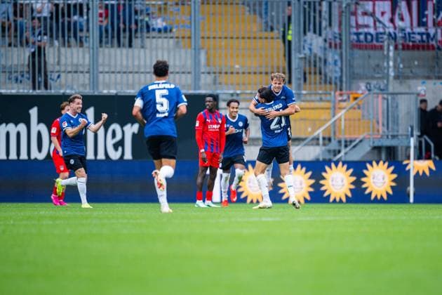 20.09.2026 - Fußball, 2026 2027, 2. Bundesliga, 6. Spieltag, DSC Arminia Bielefeld - 1. FC Heidenheim: (R) Felix Hagmann (Bielefeld) jubelt nach seinem Tor zum 2:2 mit (2R) Stefano Russo (Bielefeld), (L) Leon Jensen (Bielefeld) DFL REGULATIONS PROHIBIT ANY USE OF PHOTOGRAPHS AS IMAGE SEQUENCES AND OR QUASI-VIDEO.