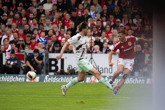 20.09.2026: Fußball: Energie Cottbus - FC St. Pauli, 6. Spieltag der 2. Bundesliga im LEAG Energie Stadion Flanke Axel Borgmann (Energie Cottbus, 20) VS Arkadiusz Pyrka (FC St. Pauli, 11) WICHTIGER HINWEIS: Gemäß den Vorgaben der DFL und des DFB ist es untersagt, in dem Stadion und oder vom Spiel angefertigte Fotoaufnahmen in Form von Sequenzbildern und oder videoähnlichen Fotostrecken zu verwerten bzw. verwerten zu lassen. Copyright: xJamesxZabelx