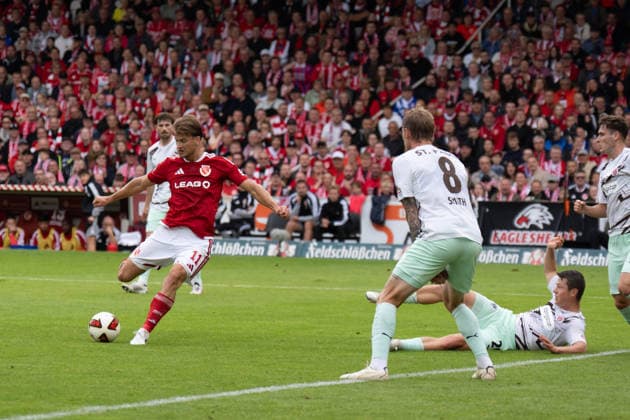 20.09.2026: Fußball: Energie Cottbus - FC St. Pauli, 6. Spieltag der 2. Bundesliga im LEAG Energie Stadion Abschluss Moritz Hannemann (Energie Cottbus, 11) WICHTIGER HINWEIS: Gemäß den Vorgaben der DFL und des DFB ist es untersagt, in dem Stadion und oder vom Spiel angefertigte Fotoaufnahmen in Form von Sequenzbildern und oder videoähnlichen Fotostrecken zu verwerten bzw. verwerten zu lassen. Copyright: xJamesxZabelx