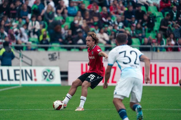 Deutschland: Fussball 2.Bundesliga 2026 2027, 6. Spieltag - Hannover 96 vs VfL Bochum - Heinz von Heiden Arena Stadion (Hannover): am Ball Lars Gindorf (Hannover 96, 25) Copyright: xAymanxAlahmedx