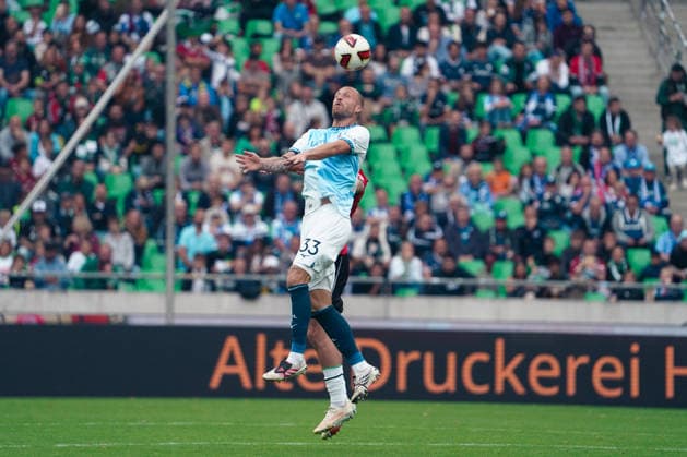 Deutschland: Fussball 2.Bundesliga 2026 2027, 6. Spieltag - Hannover 96 vs VfL Bochum - Heinz von Heiden Arena Stadion (Hannover): Luftzweikampf Philipp Hofmann (VfL Bochum, 33) Copyright: xAymanxAlahmedx