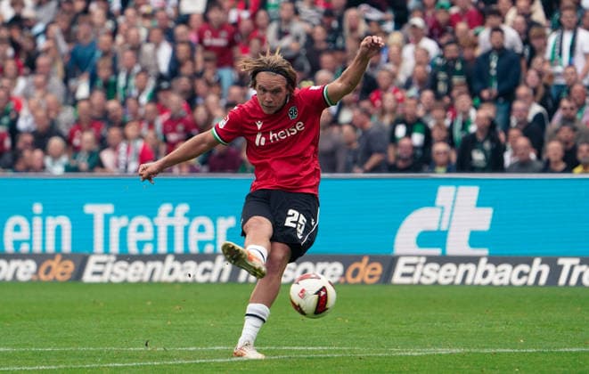 Deutschland: Fussball 2.Bundesliga 2026 2027, 6. Spieltag - Hannover 96 vs VfL Bochum - Heinz von Heiden Arena Stadion (Hannover): Torchance Lars Gindorf (Hannover 96, 25) Copyright: xAymanxAlahmedx