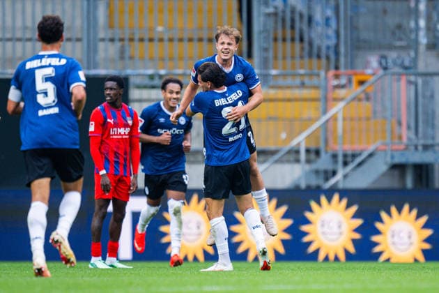 20.09.2026 - Fußball, 2026 2027, 2. Bundesliga, 6. Spieltag, DSC Arminia Bielefeld - 1. FC Heidenheim: (R) Felix Hagmann (Bielefeld) jubelt nach seinem Tor zum 2:2 mit (2R) Stefano Russo (Bielefeld) DFL REGULATIONS PROHIBIT ANY USE OF PHOTOGRAPHS AS IMAGE SEQUENCES AND OR QUASI-VIDEO.