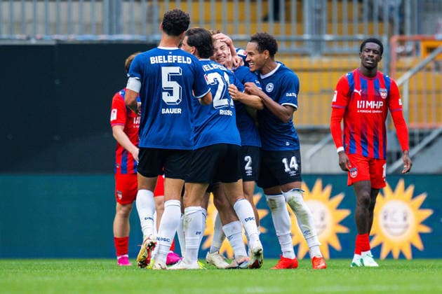 20.09.2026 - Fußball, 2026 2027, 2. Bundesliga, 6. Spieltag, DSC Arminia Bielefeld - 1. FC Heidenheim: (M) Felix Hagmann (Bielefeld) jubelt nach seinem Tor zum 2:2 in einer Jubeltraube mit (L-R) Maximilian Bauer (Bielefeld), Stefano Russo (Bielefeld), Monju Momuluh (Bielefeld) DFL REGULATIONS PROHIBIT ANY USE OF PHOTOGRAPHS AS IMAGE SEQUENCES AND OR QUASI-VIDEO.