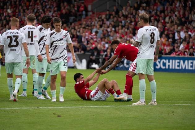 20.09.2026: Fußball: Energie Cottbus - FC St. Pauli, 6. Spieltag der 2. Bundesliga im LEAG Energie Stadion Justin Butler (Energie Cottbus, 31) hilft Tolcay Cigerci (Energie Cottbus, 10) beim Aufstehen WICHTIGER HINWEIS: Gemäß den Vorgaben der DFL und des DFB ist es untersagt, in dem Stadion und oder vom Spiel angefertigte Fotoaufnahmen in Form von Sequenzbildern und oder videoähnlichen Fotostrecken zu verwerten bzw. verwerten zu lassen. Copyright: xJamesxZabelx