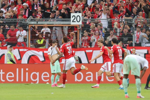 20.09.2026, xtgx, Fussball 2. Bundesliga, FC Energie Cottbus - FC St. Pauli, v.l. Justin Butler (Cottbus, 31) Jubel, Torjubel, jubelt ueber das Tor, celebrate the goal, celebration (DFL DFB REGULATIONS PROHIBIT ANY USE OF PHOTOGRAPHS as IMAGE SEQUENCES and or QUASI-VIDEO) Cottbus