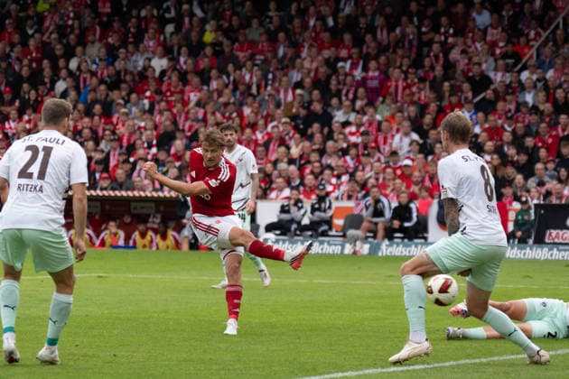 20.09.2026: Fußball: Energie Cottbus - FC St. Pauli, 6. Spieltag der 2. Bundesliga im LEAG Energie Stadion Abschluss Moritz Hannemann (Energie Cottbus, 11) WICHTIGER HINWEIS: Gemäß den Vorgaben der DFL und des DFB ist es untersagt, in dem Stadion und oder vom Spiel angefertigte Fotoaufnahmen in Form von Sequenzbildern und oder videoähnlichen Fotostrecken zu verwerten bzw. verwerten zu lassen. Copyright: xJamesxZabelx
