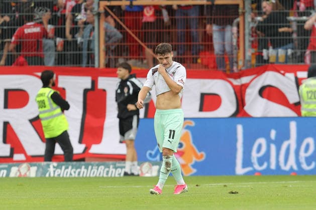 20.09.2026, xtgx, Fussball 2. Bundesliga, FC Energie Cottbus - FC St. Pauli, v.l. Arkadiusz Pyrka (St. Pauli, 11) enttaeuscht, enttäuscht, schaut enttaeuscht, niedergeschlagen, disappointed (DFL DFB REGULATIONS PROHIBIT ANY USE OF PHOTOGRAPHS as IMAGE SEQUENCES and or QUASI-VIDEO) Cottbus
