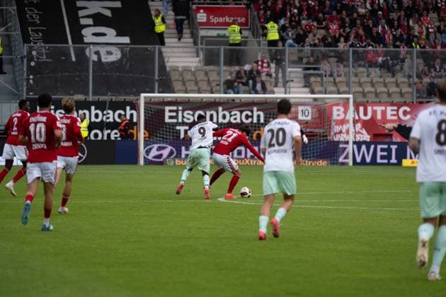 20.09.2026: Fußball: Energie Cottbus - FC St. Pauli, 6. Spieltag der 2. Bundesliga im LEAG Energie Stadion Zweikampf Abdoulie Ceesay (FC St. Pauli, 9) VS Luca Erlein (Energie Cottbus, 21) WICHTIGER HINWEIS: Gemäß den Vorgaben der DFL und des DFB ist es untersagt, in dem Stadion und oder vom Spiel angefertigte Fotoaufnahmen in Form von Sequenzbildern und oder videoähnlichen Fotostrecken zu verwerten bzw. verwerten zu lassen. Copyright: xJamesxZabelx