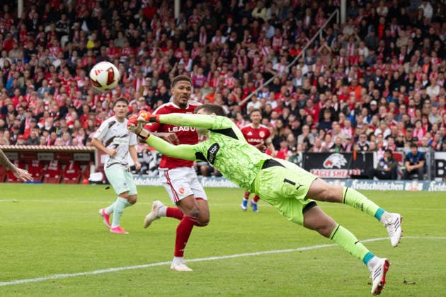 20.09.2026: Fußball: Energie Cottbus - FC St. Pauli, 6. Spieltag der 2. Bundesliga im LEAG Energie Stadion Faustabwehr Ben Voll (FC St. Pauli, 1) WICHTIGER HINWEIS: Gemäß den Vorgaben der DFL und des DFB ist es untersagt, in dem Stadion und oder vom Spiel angefertigte Fotoaufnahmen in Form von Sequenzbildern und oder videoähnlichen Fotostrecken zu verwerten bzw. verwerten zu lassen. Copyright: xJamesxZabelx
