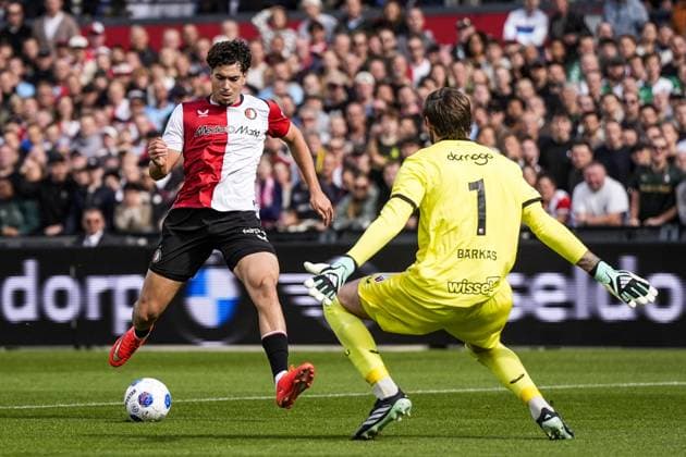 ROTTERDAM - (lr) Nacho Ferri of Feyenoord, FC Utrecht goalkeeper Vasilios Barkas during the Dutch Eredivisie match between Feyenoord and FC Utrecht at Feyenoord stadium De Kuip on 20 September 2026 in Rotterdam, the Netherlands. TOBIAS KLEUVER ANP Eredivisie 2026 27 xVIxANPxSportx xxANPxIVx 569393240 originalFilename: 569393240.jpg
