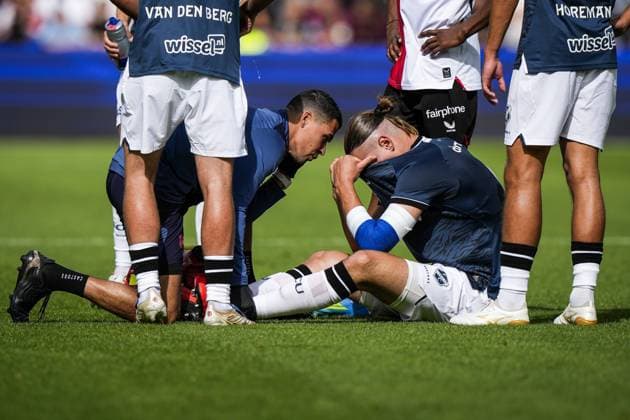 ROTTERDAM - Artem Stepanov of FC Utrecht sits injured on the ground during the Dutch Eredivisie match between Feyenoord and FC Utrecht at Feyenoord stadium De Kuip on September 20, 2026 in Rotterdam, the Netherlands. TOBIAS KLEUVER ANP Eredivisie 2026 27 xVIxANPxSportx xxANPxIVx 569393281 originalFilename: 569393281.jpg