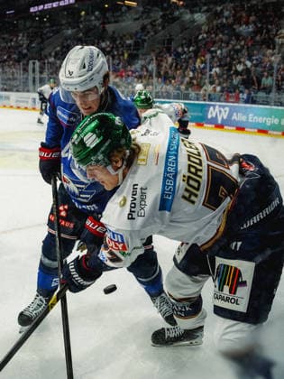 20.09.2026, xwppx, Eishockey Penny DEL, Adler Mannheim - Eisbären Berlin v.l. Nicolas Mattinen (Adler Mannheim), Eric Hördler (Eisbären Berlin)