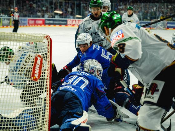 20.09.2026, xwppx, Eishockey Penny DEL, Adler Mannheim - Eisbären Berlin v.l. Jake Hildebrand (Adler Mannheim) wird im Tor geprüft