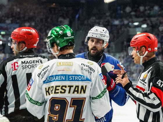 20.09.2026, xwppx, Eishockey Penny DEL, Adler Mannheim - Eisbären Berlin v.l. Tobias Krestan (Eisbären Berlin) und Tobias Fohrler (Adler Mannheim)