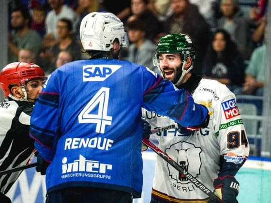 20.09.2026, xwppx, Eishockey Penny DEL, Adler Mannheim - Eisbären Berlin v.l. Dan Renouf (Adler Mannheim) und Liam Kirk (Eisbären Berlin)