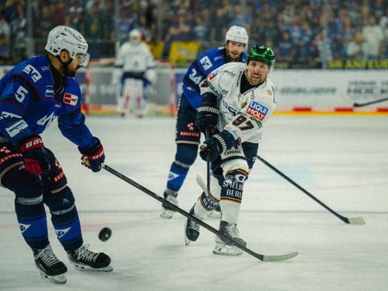 20.09.2026, xwppx, Eishockey Penny DEL, Adler Mannheim - Eisbären Berlin v.l. Gabriel Fontaine (Eisbären Berlin) Torschuss