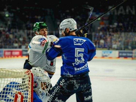 20.09.2026, xwppx, Eishockey Penny DEL, Adler Mannheim - Eisbären Berlin v.l. Tobias Fohrler (Adler Mannheim) und Yannick Veilleux (Eisbären Berlin)