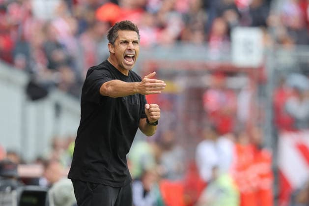 20.09.2026, xtgx, Fussball 2. Bundesliga, FC Energie Cottbus - FC St. Pauli, v.l. Marcel Rapp (St. Pauli, Trainer) gibt Anweisungen, gestikuliert mit den Armen, gesticulate, gives instructions (DFL DFB REGULATIONS PROHIBIT ANY USE OF PHOTOGRAPHS as IMAGE SEQUENCES and or QUASI-VIDEO) Cottbus