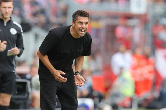 20.09.2026, xtgx, Fussball 2. Bundesliga, FC Energie Cottbus - FC St. Pauli, v.l. Marcel Rapp (St. Pauli, Trainer) gibt Anweisungen, gestikuliert mit den Armen, gesticulate, gives instructions (DFL DFB REGULATIONS PROHIBIT ANY USE OF PHOTOGRAPHS as IMAGE SEQUENCES and or QUASI-VIDEO) Cottbus