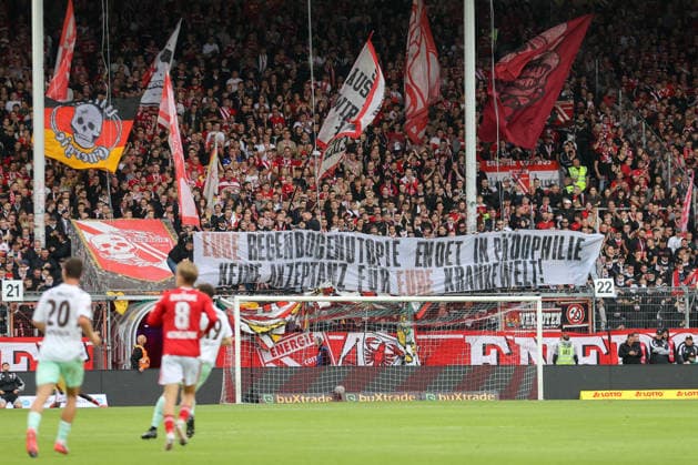 20.09.2026, xtgx, Fussball 2. Bundesliga, FC Energie Cottbus - FC St. Pauli, v.l. Symbolfoto, Symbolbild, Symbol Fans, Zuschauer, Publikum, Tribuene Spruchband Banner Eure Regenbogenutopie endet in Pädophilie. Keine Akzeptanz für eure kranke Welt (DFL DFB REGULATIONS PROHIBIT ANY USE OF PHOTOGRAPHS as IMAGE SEQUENCES and or QUASI-VIDEO) Cottbus