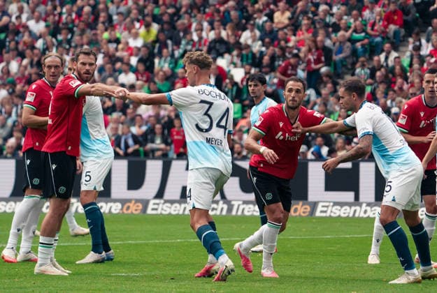 Deutschland: Fussball 2.Bundesliga 2026 2027, 6. Spieltag - Hannover 96 vs VfL Bochum - Heinz von Heiden Arena Stadion (Hannover): Eckball Virgil GhiÅ£Äƒ Virgil Ghita (Hannover 96, 5) Boris Tomiak (Hannover 96, 3) Tom Meyer (VfL Bochum, 34) Karol Mets (VfL Bochum, 5) Copyright: xAymanxAlahmedx