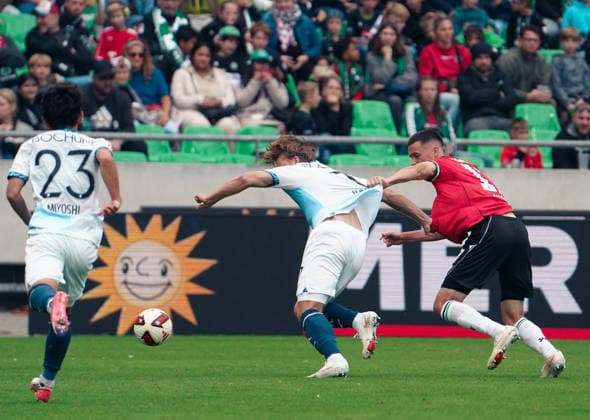 Deutschland: Fussball 2.Bundesliga 2026 2027, 6. Spieltag - Hannover 96 vs VfL Bochum - Heinz von Heiden Arena Stadion (Hannover): im Zweikampf Christian Rasmussen (VfL Bochum, 7) Bastian Allgeier (Hannover 96, 17) Copyright: xAymanxAlahmedx