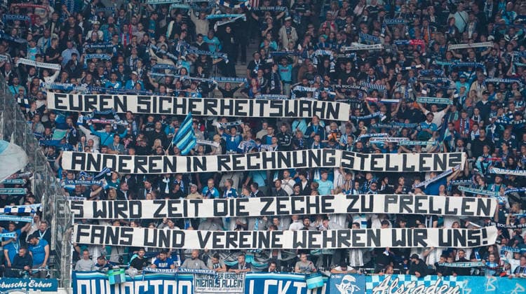 Deutschland: Fussball 2.Bundesliga 2026 2027, 6. Spieltag - Hannover 96 vs VfL Bochum - Heinz von Heiden Arena Stadion (Hannover): Zuschauer, Fans, Tribüne...horeographie, Fanchoreo, Fans des VfL Bochum Copyright: xAymanxAlahmedx