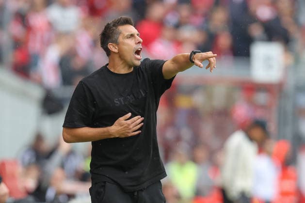 20.09.2026, xtgx, Fussball 2. Bundesliga, FC Energie Cottbus - FC St. Pauli, v.l. Marcel Rapp (St. Pauli, Trainer) gibt Anweisungen, gestikuliert mit den Armen, gesticulate, gives instructions (DFL DFB REGULATIONS PROHIBIT ANY USE OF PHOTOGRAPHS as IMAGE SEQUENCES and or QUASI-VIDEO) Cottbus