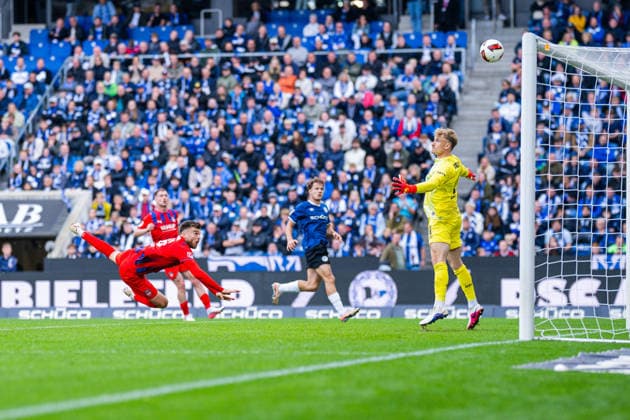 20.09.2026 - Fußball, 2026 2027, 2. Bundesliga, 6. Spieltag, DSC Arminia Bielefeld - 1. FC Heidenheim: (M) Julian Niehues (Heidenheim) mit einem Kopfball, Torchance vor (R) Jonas Kersken (Bielefeld) DFL REGULATIONS PROHIBIT ANY USE OF PHOTOGRAPHS AS IMAGE SEQUENCES AND OR QUASI-VIDEO.