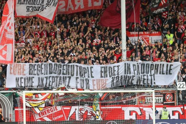 20.09.2026, xtgx, Fussball 2. Bundesliga, FC Energie Cottbus - FC St. Pauli, v.l. Symbolfoto, Symbolbild, Symbol Fans, Zuschauer, Publikum, Tribuene Spruchband Banner Eure Regenbogenutopie endet in Pädophilie. Keine Akzeptanz für eure kranke Welt (DFL DFB REGULATIONS PROHIBIT ANY USE OF PHOTOGRAPHS as IMAGE SEQUENCES and or QUASI-VIDEO) Cottbus