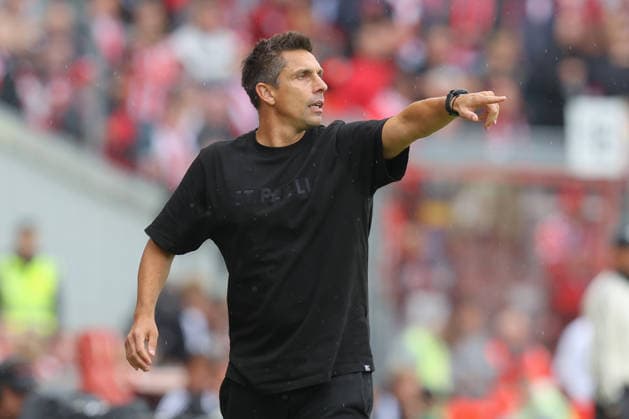 20.09.2026, xtgx, Fussball 2. Bundesliga, FC Energie Cottbus - FC St. Pauli, v.l. Marcel Rapp (St. Pauli, Trainer) gibt Anweisungen, gestikuliert mit den Armen, gesticulate, gives instructions (DFL DFB REGULATIONS PROHIBIT ANY USE OF PHOTOGRAPHS as IMAGE SEQUENCES and or QUASI-VIDEO) Cottbus