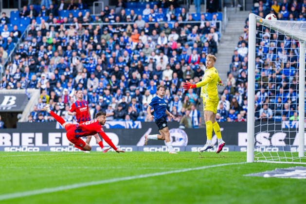 20.09.2026 - Fußball, 2026 2027, 2. Bundesliga, 6. Spieltag, DSC Arminia Bielefeld - 1. FC Heidenheim: (M) Julian Niehues (Heidenheim) mit einem Kopfball, Torchance vor (R) Jonas Kersken (Bielefeld) DFL REGULATIONS PROHIBIT ANY USE OF PHOTOGRAPHS AS IMAGE SEQUENCES AND OR QUASI-VIDEO.