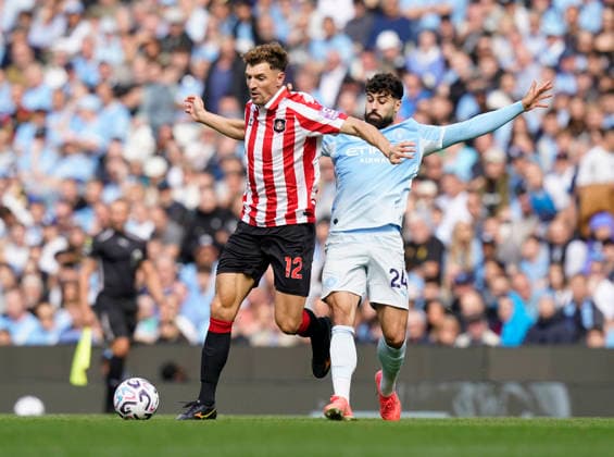 Manchester, England, 20th September 2026. Thomas Meunier of Sunderland tussles with Josko Gvardiol of Manchester City during the Manchester City vs Sunderland Premier League match at the Etihad Stadium, Manchester. Picture credit should read: Andrew Yates Sportimage EDITORIAL USE ONLY. No use with unauthorised audio, video, data, fixture lists, club league logos or live services. Online in-match use limited to 120 images, no video emulation. No use in betting, games or single club league player publications. SPI_022_AY_ManCity_Sunderland SPI-5012-0023