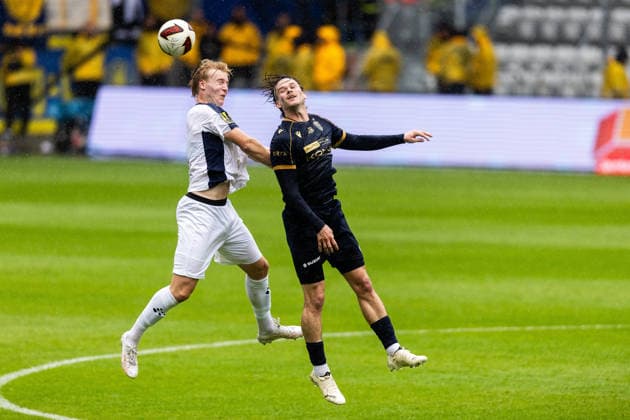 Jena , 200926, Fussball Regionalliga , FC Carl-Zeiss gegen Lok Leipzig im Bild: Luca Wollschläger (Jena) gegen Nils Florian Kaiser (Leipzig)