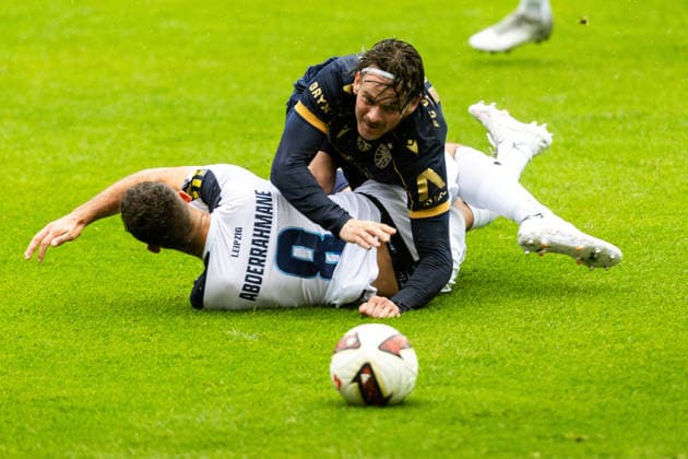 Jena , 200926, Fussball Regionalliga , FC Carl-Zeiss gegen Lok Leipzig im Bild: Elias Löder (Jena) gegen Farid Abderrahmane (Leipzig)