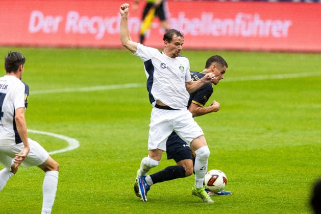 Jena , 200926, Fussball Regionalliga , FC Carl-Zeiss gegen Lok Leipzig im Bild: Timon Burmeister (Jena) gegen Nils Florian Kaiser (Leipzig)