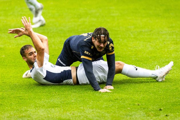 Jena , 200926, Fussball Regionalliga , FC Carl-Zeiss gegen Lok Leipzig im Bild: Elias Löder (Jena) gegen Farid Abderrahmane (Leipzig)