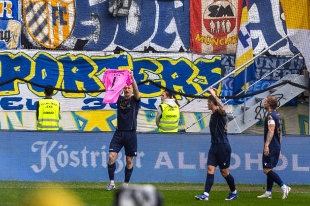 Jena , 200926, Fussball Regionalliga , FC Carl-Zeiss gegen Lok Leipzig im Bild: Luca Wollschläger und Elias Löder (Jena) jubelt über das Tor zum 1:0 , Dabei halten sie das Trikot vom verletzten Torwart Marius Liesegang (Jena) hoch