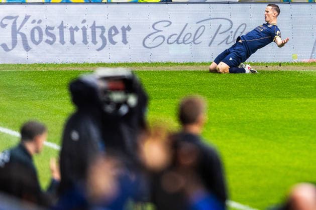 Jena , 200926, Fussball Regionalliga , FC Carl-Zeiss gegen Lok Leipzig im Bild: Luca Wollschläger (Jena) jubelt über das Tor zum 1:0
